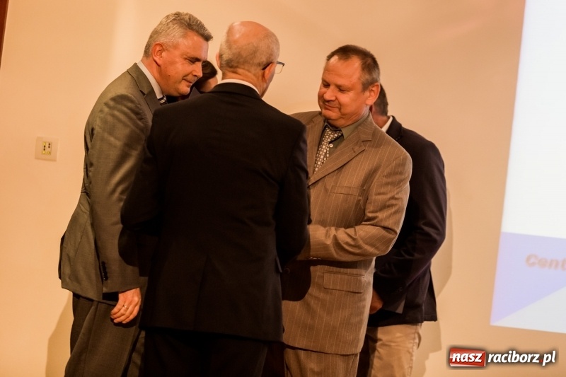 Zdjęcie w galerii na portalu naszraciborz.pl: Powiatowe święto edukacji narodowej na zamku. Awanse, nagrody i wyróżnienia  wiadomości z regionu