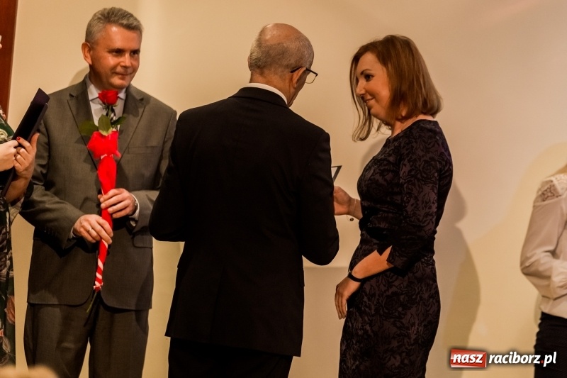 Zdjęcie w galerii na portalu naszraciborz.pl: Powiatowe święto edukacji narodowej na zamku. Awanse, nagrody i wyróżnienia  wiadomości z regionu