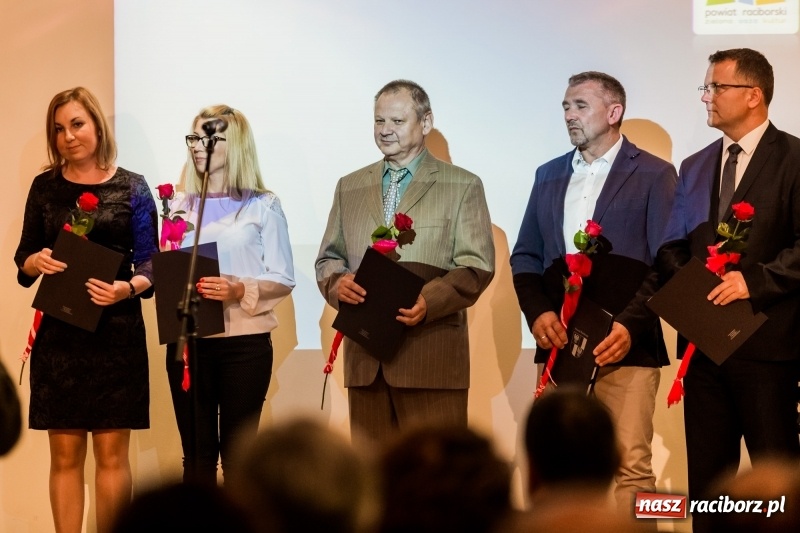 Zdjęcie w galerii na portalu naszraciborz.pl: Powiatowe święto edukacji narodowej na zamku. Awanse, nagrody i wyróżnienia  wiadomości z regionu