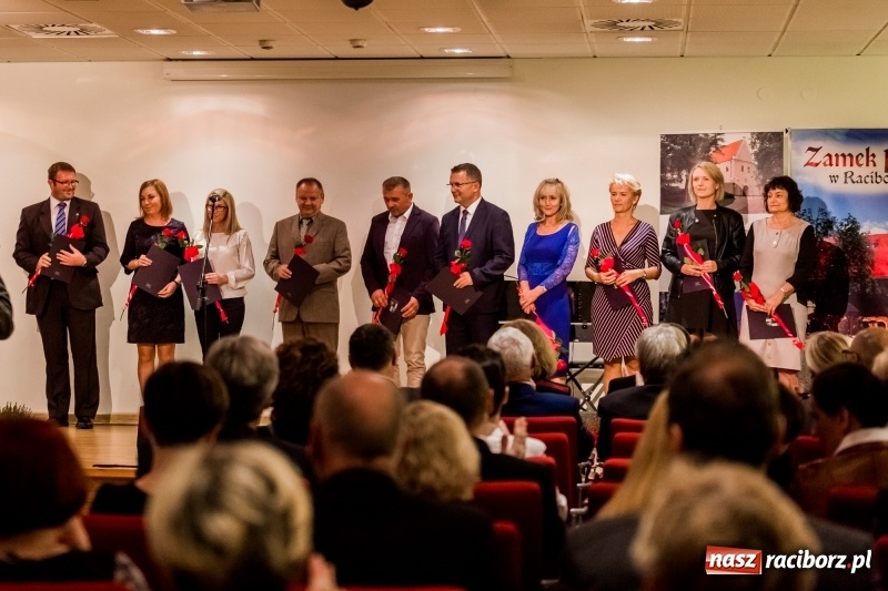 Zdjęcie w galerii na portalu naszraciborz.pl: Powiatowe święto edukacji narodowej na zamku. Awanse, nagrody i wyróżnienia  wiadomości z regionu