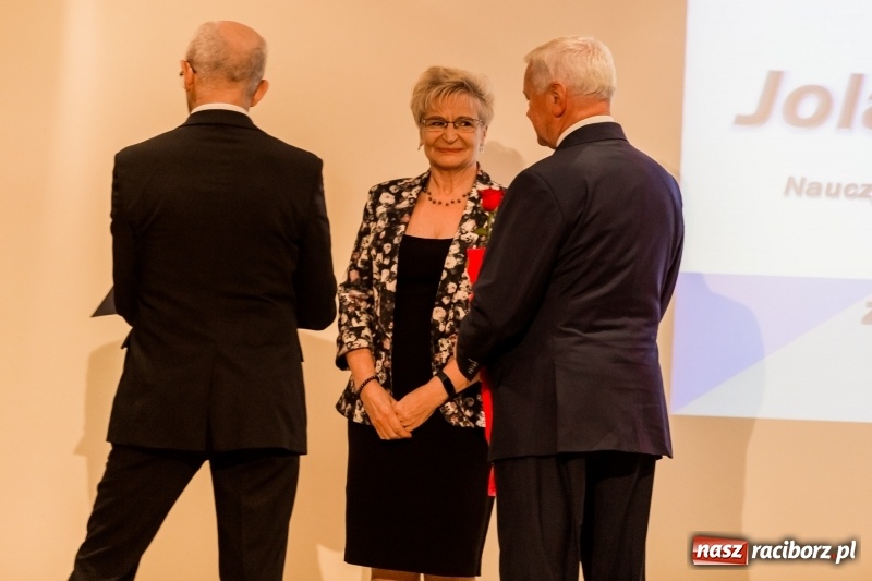 Zdjęcie w galerii na portalu naszraciborz.pl: Powiatowe święto edukacji narodowej na zamku. Awanse, nagrody i wyróżnienia  wiadomości z regionu
