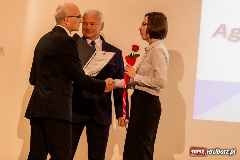 Zdjęcie w galerii na portalu naszraciborz.pl: Powiatowe święto edukacji narodowej na zamku. Awanse, nagrody i wyróżnienia  wiadomości z regionu