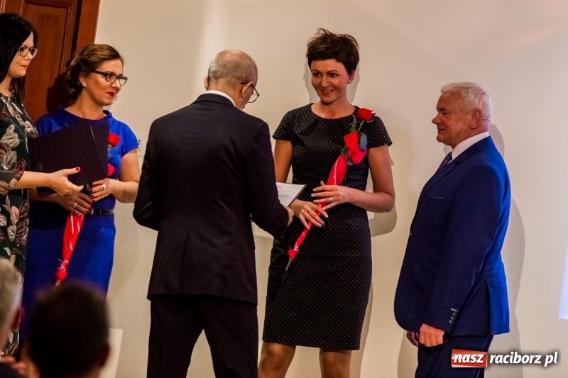 Zdjęcie w galerii na portalu naszraciborz.pl: Powiatowe święto edukacji narodowej na zamku. Awanse, nagrody i wyróżnienia  wiadomości z regionu