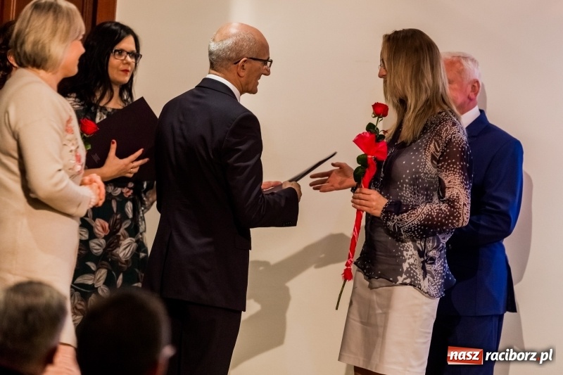 Zdjęcie w galerii na portalu naszraciborz.pl: Powiatowe święto edukacji narodowej na zamku. Awanse, nagrody i wyróżnienia  wiadomości z regionu