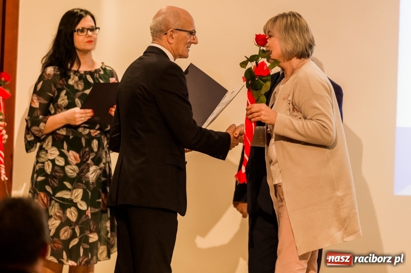 Zdjęcie w galerii na portalu naszraciborz.pl: Powiatowe święto edukacji narodowej na zamku. Awanse, nagrody i wyróżnienia  wiadomości z regionu