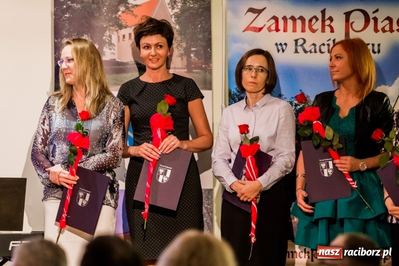 Zdjęcie w galerii na portalu naszraciborz.pl: Powiatowe święto edukacji narodowej na zamku. Awanse, nagrody i wyróżnienia  wiadomości z regionu