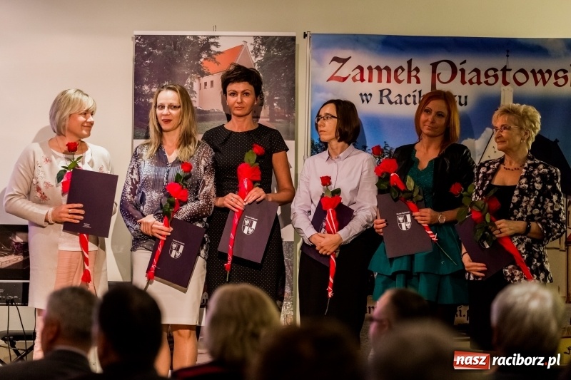 Zdjęcie w galerii na portalu naszraciborz.pl: Powiatowe święto edukacji narodowej na zamku. Awanse, nagrody i wyróżnienia  wiadomości z regionu