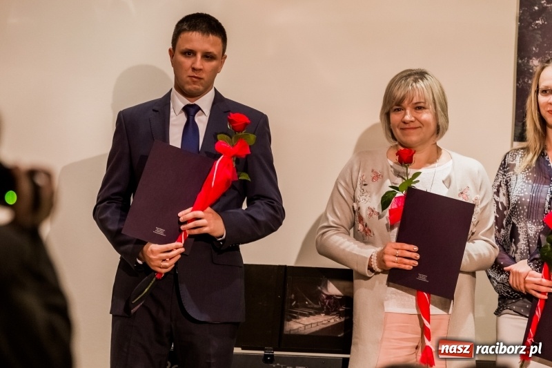 Zdjęcie w galerii na portalu naszraciborz.pl: Powiatowe święto edukacji narodowej na zamku. Awanse, nagrody i wyróżnienia  wiadomości z regionu