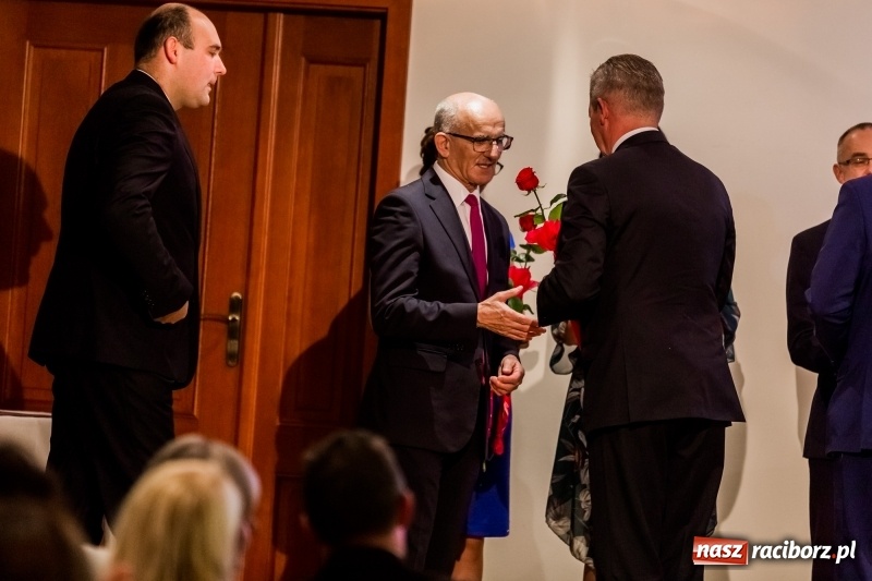 Zdjęcie w galerii na portalu naszraciborz.pl: Powiatowe święto edukacji narodowej na zamku. Awanse, nagrody i wyróżnienia  wiadomości z regionu