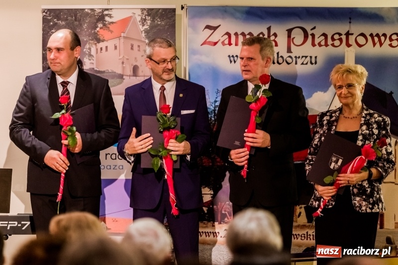 Zdjęcie w galerii na portalu naszraciborz.pl: Powiatowe święto edukacji narodowej na zamku. Awanse, nagrody i wyróżnienia  wiadomości z regionu