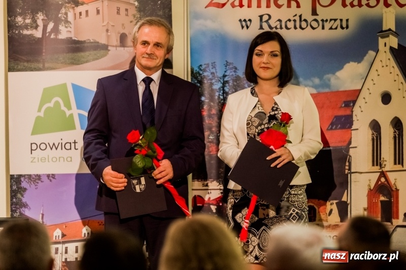 Zdjęcie w galerii na portalu naszraciborz.pl: Powiatowe święto edukacji narodowej na zamku. Awanse, nagrody i wyróżnienia  wiadomości z regionu