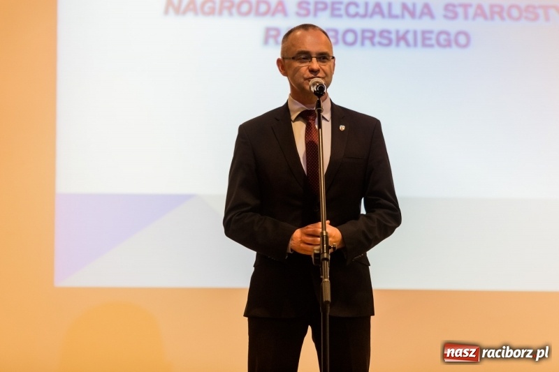 Zdjęcie w galerii na portalu naszraciborz.pl: Powiatowe święto edukacji narodowej na zamku. Awanse, nagrody i wyróżnienia  wiadomości z regionu