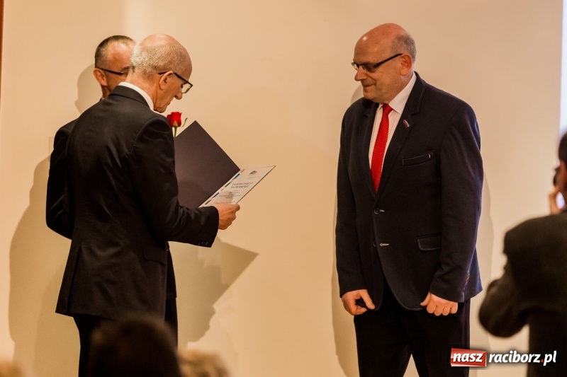 Zdjęcie w galerii na portalu naszraciborz.pl: Powiatowe święto edukacji narodowej na zamku. Awanse, nagrody i wyróżnienia  wiadomości z regionu