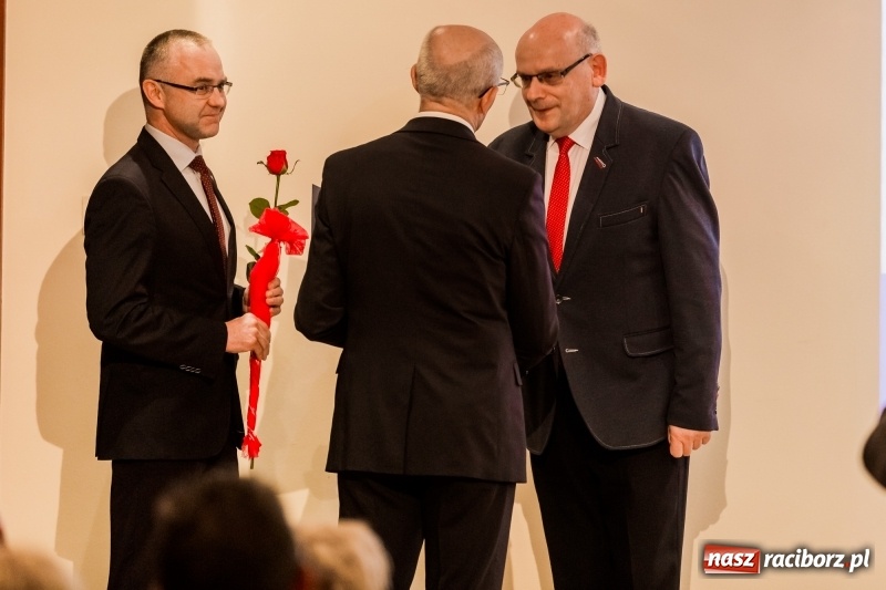 Zdjęcie w galerii na portalu naszraciborz.pl: Powiatowe święto edukacji narodowej na zamku. Awanse, nagrody i wyróżnienia  wiadomości z regionu