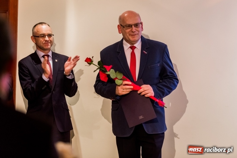 Zdjęcie w galerii na portalu naszraciborz.pl: Powiatowe święto edukacji narodowej na zamku. Awanse, nagrody i wyróżnienia  wiadomości z regionu