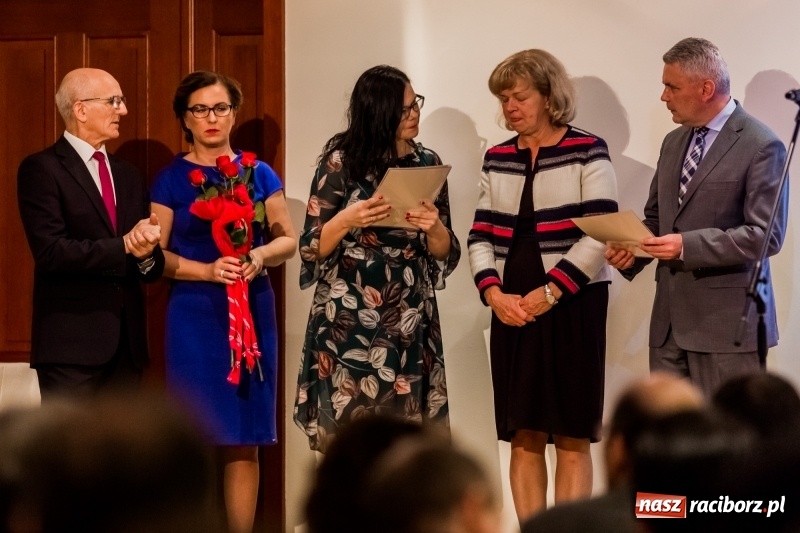 Zdjęcie w galerii na portalu naszraciborz.pl: Powiatowe święto edukacji narodowej na zamku. Awanse, nagrody i wyróżnienia  wiadomości z regionu