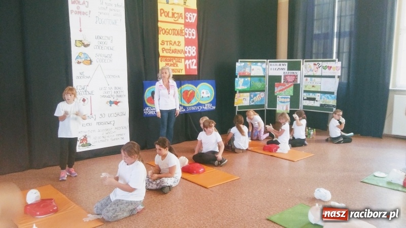 Zdjęcie w galerii na portalu naszraciborz.pl: Uczniowie SP 4 bili rekord w reanimacji wiadomości z regionu