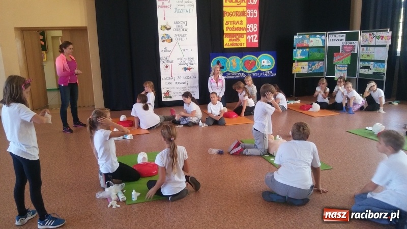Zdjęcie w galerii na portalu naszraciborz.pl: Uczniowie SP 4 bili rekord w reanimacji wiadomości z regionu