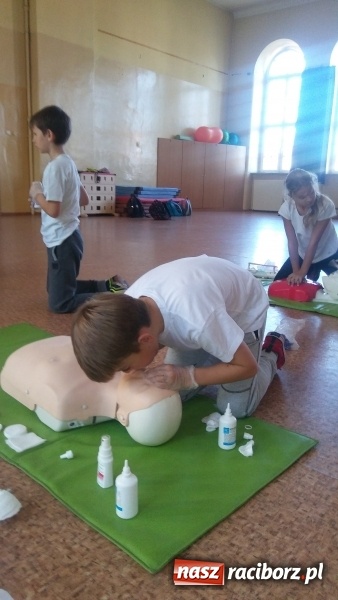 Zdjęcie w galerii na portalu naszraciborz.pl: Uczniowie SP 4 bili rekord w reanimacji wiadomości z regionu