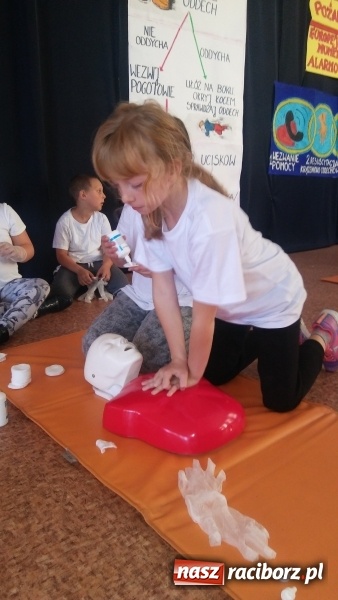 Zdjęcie w galerii na portalu naszraciborz.pl: Uczniowie SP 4 bili rekord w reanimacji wiadomości z regionu