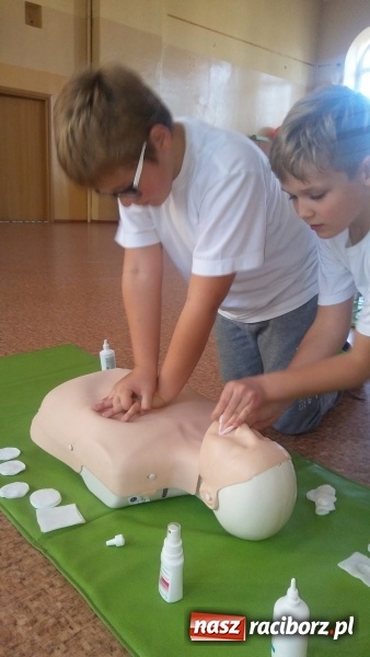 Zdjęcie w galerii na portalu naszraciborz.pl: Uczniowie SP 4 bili rekord w reanimacji wiadomości z regionu