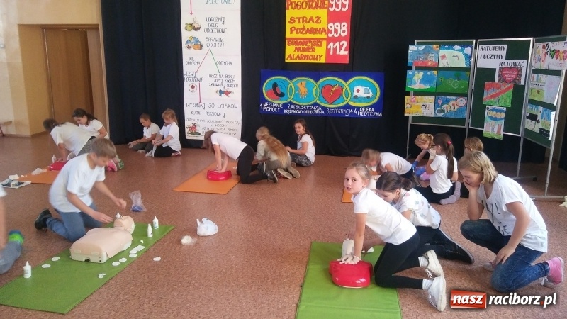 Zdjęcie w galerii na portalu naszraciborz.pl: Uczniowie SP 4 bili rekord w reanimacji wiadomości z regionu