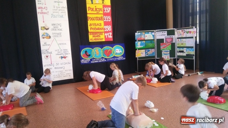 Zdjęcie w galerii na portalu naszraciborz.pl: Uczniowie SP 4 bili rekord w reanimacji wiadomości z regionu