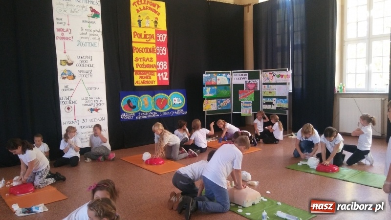 Zdjęcie w galerii na portalu naszraciborz.pl: Uczniowie SP 4 bili rekord w reanimacji wiadomości z regionu