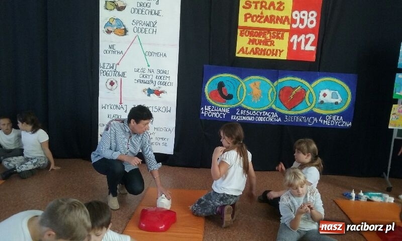 Zdjęcie w galerii na portalu naszraciborz.pl: Uczniowie SP 4 bili rekord w reanimacji wiadomości z regionu