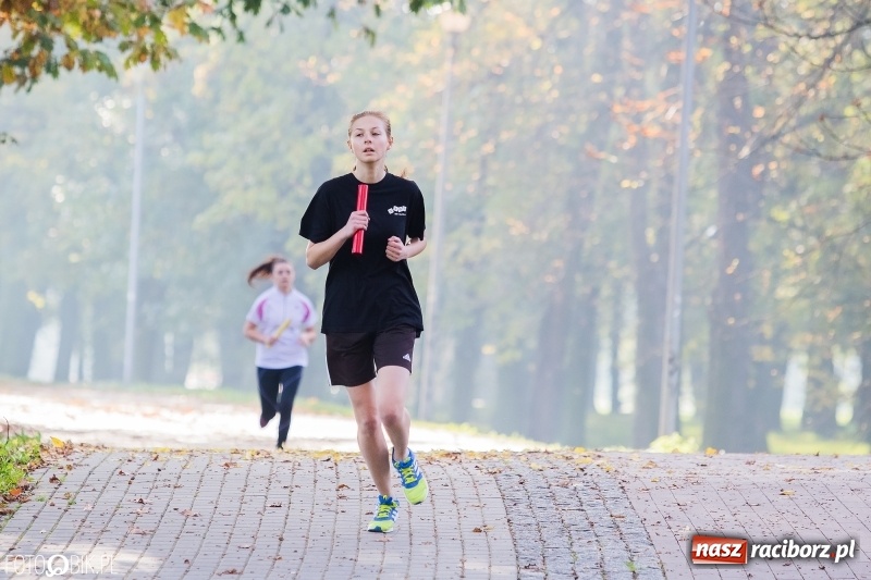 Zdjęcie w galerii na portalu naszraciborz.pl: Finały sztafetowych biegów przełajowych w parku Zamkowym  wiadomości z regionu