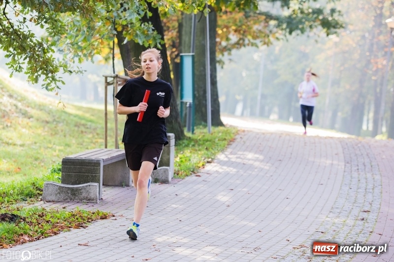 Zdjęcie w galerii na portalu naszraciborz.pl: Finały sztafetowych biegów przełajowych w parku Zamkowym  wiadomości z regionu