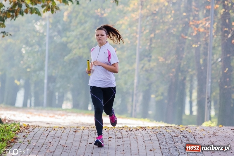 Zdjęcie w galerii na portalu naszraciborz.pl: Finały sztafetowych biegów przełajowych w parku Zamkowym  wiadomości z regionu