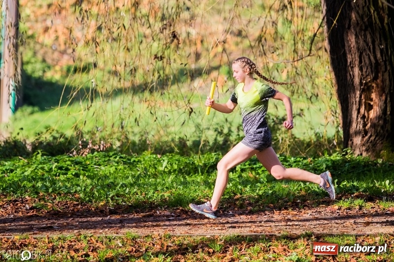 Zdjęcie w galerii na portalu naszraciborz.pl: Finały sztafetowych biegów przełajowych w parku Zamkowym  wiadomości z regionu