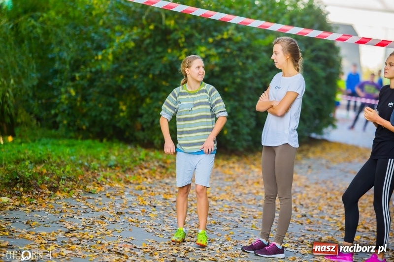 Zdjęcie w galerii na portalu naszraciborz.pl: Finały sztafetowych biegów przełajowych w parku Zamkowym  wiadomości z regionu