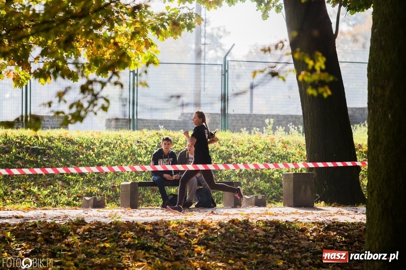 Zdjęcie w galerii na portalu naszraciborz.pl: Finały sztafetowych biegów przełajowych w parku Zamkowym  wiadomości z regionu