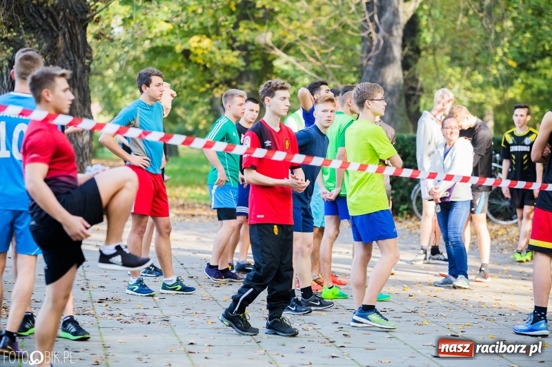 Zdjęcie w galerii na portalu naszraciborz.pl: Finały sztafetowych biegów przełajowych w parku Zamkowym  wiadomości z regionu