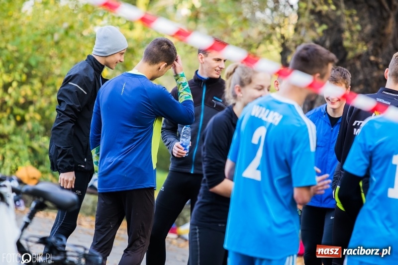 Zdjęcie w galerii na portalu naszraciborz.pl: Finały sztafetowych biegów przełajowych w parku Zamkowym  wiadomości z regionu