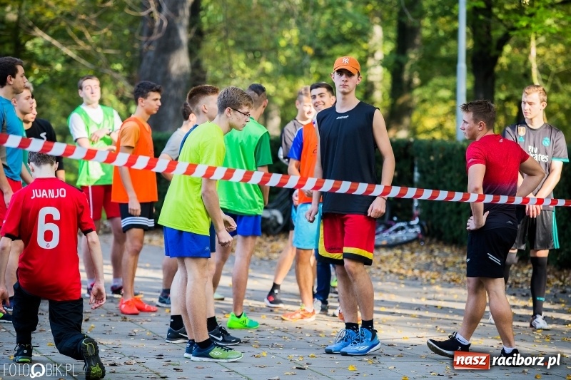 Zdjęcie w galerii na portalu naszraciborz.pl: Finały sztafetowych biegów przełajowych w parku Zamkowym  wiadomości z regionu