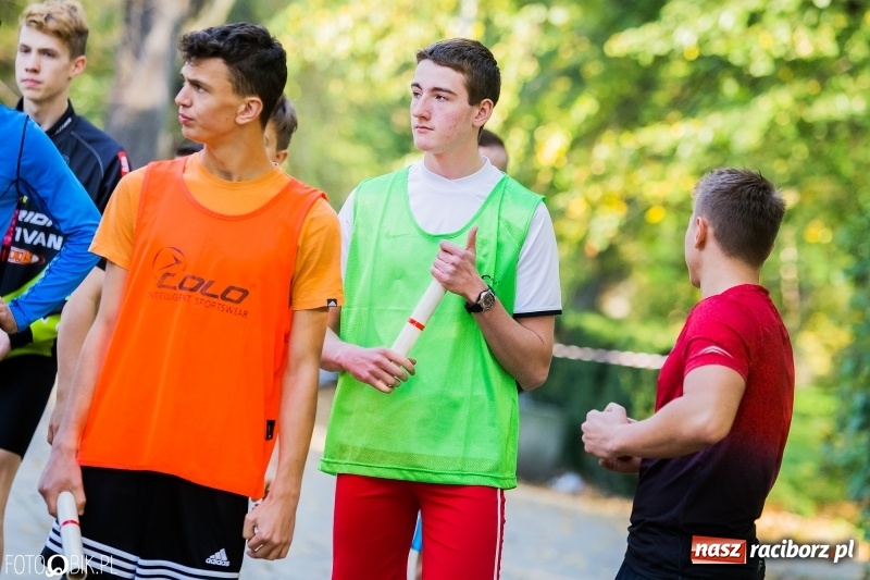 Zdjęcie w galerii na portalu naszraciborz.pl: Finały sztafetowych biegów przełajowych w parku Zamkowym  wiadomości z regionu