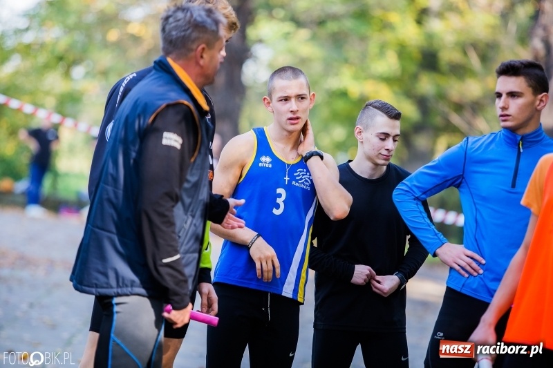 Zdjęcie w galerii na portalu naszraciborz.pl: Finały sztafetowych biegów przełajowych w parku Zamkowym  wiadomości z regionu