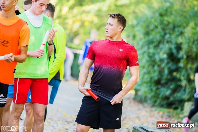 Zdjęcie w galerii na portalu naszraciborz.pl: Finały sztafetowych biegów przełajowych w parku Zamkowym  wiadomości z regionu