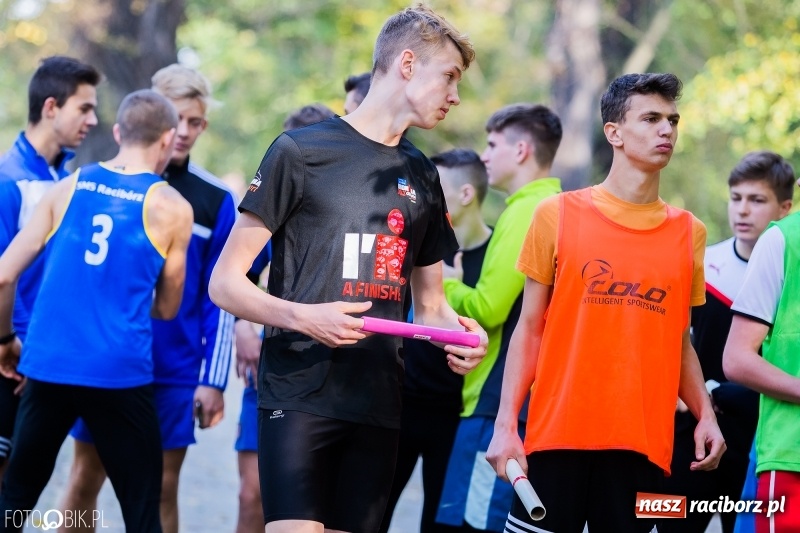 Zdjęcie w galerii na portalu naszraciborz.pl: Finały sztafetowych biegów przełajowych w parku Zamkowym  wiadomości z regionu