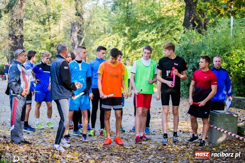 Zdjęcie w galerii na portalu naszraciborz.pl: Finały sztafetowych biegów przełajowych w parku Zamkowym  wiadomości z regionu
