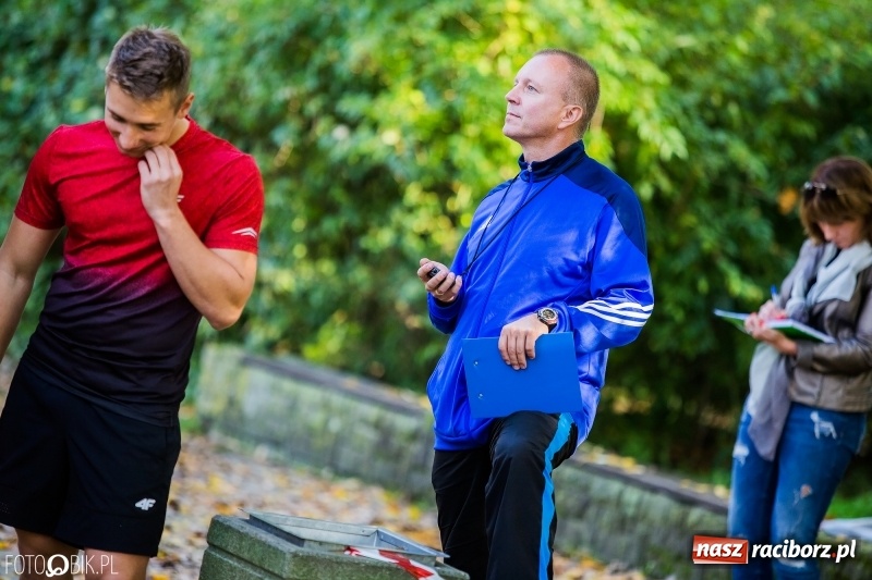Zdjęcie w galerii na portalu naszraciborz.pl: Finały sztafetowych biegów przełajowych w parku Zamkowym  wiadomości z regionu