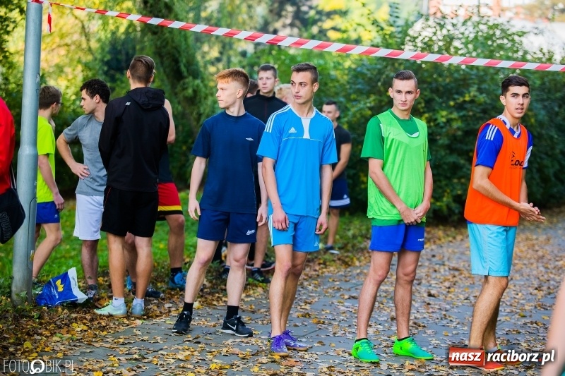 Zdjęcie w galerii na portalu naszraciborz.pl: Finały sztafetowych biegów przełajowych w parku Zamkowym  wiadomości z regionu