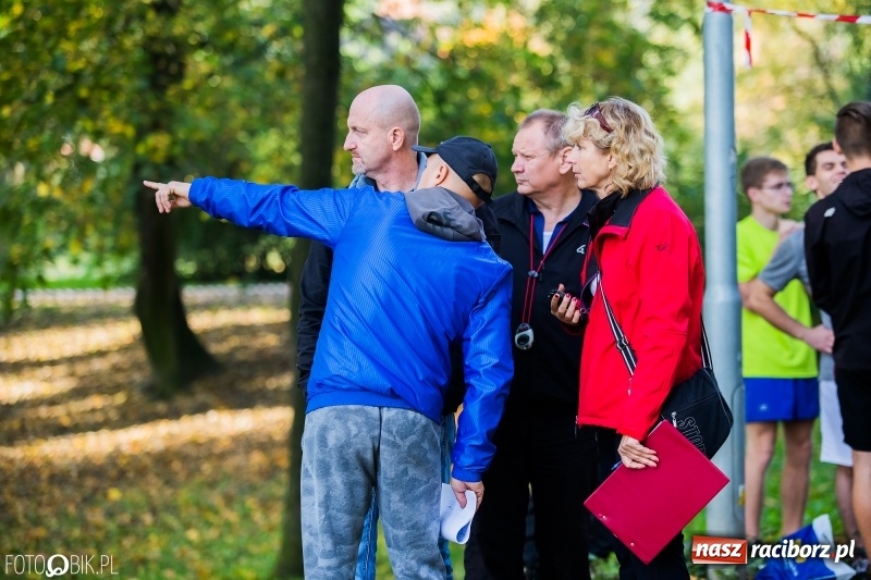 Zdjęcie w galerii na portalu naszraciborz.pl: Finały sztafetowych biegów przełajowych w parku Zamkowym  wiadomości z regionu