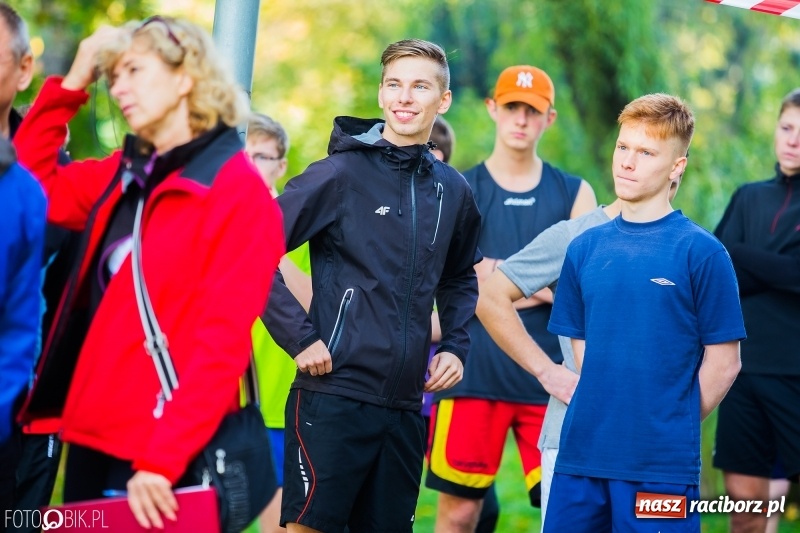 Zdjęcie w galerii na portalu naszraciborz.pl: Finały sztafetowych biegów przełajowych w parku Zamkowym  wiadomości z regionu