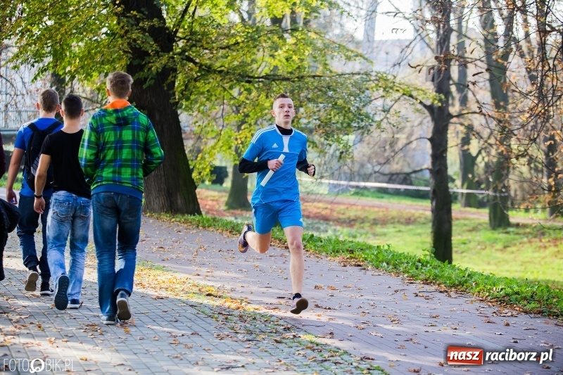 Zdjęcie w galerii na portalu naszraciborz.pl: Finały sztafetowych biegów przełajowych w parku Zamkowym  wiadomości z regionu