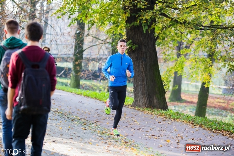Zdjęcie w galerii na portalu naszraciborz.pl: Finały sztafetowych biegów przełajowych w parku Zamkowym  wiadomości z regionu