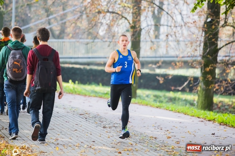 Zdjęcie w galerii na portalu naszraciborz.pl: Finały sztafetowych biegów przełajowych w parku Zamkowym  wiadomości z regionu